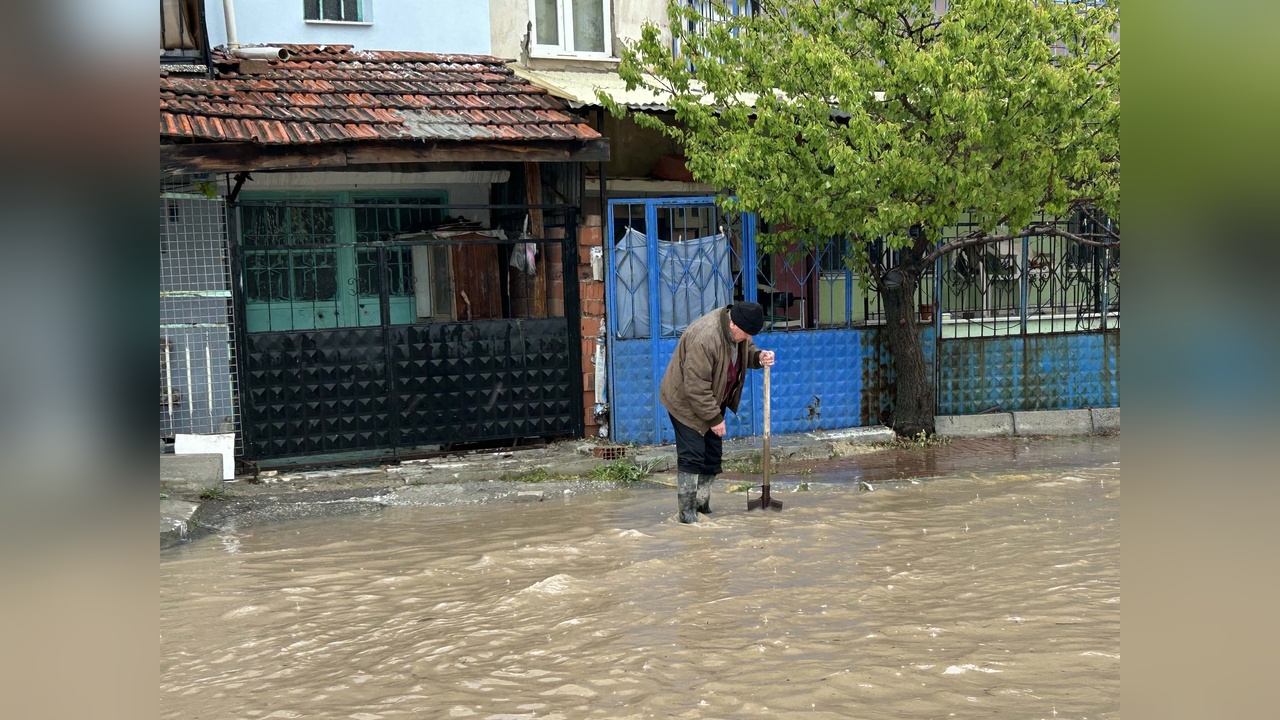 Uşak'ta Sağanak Yağış Şehirde Su Baskınlarına Neden Oldu