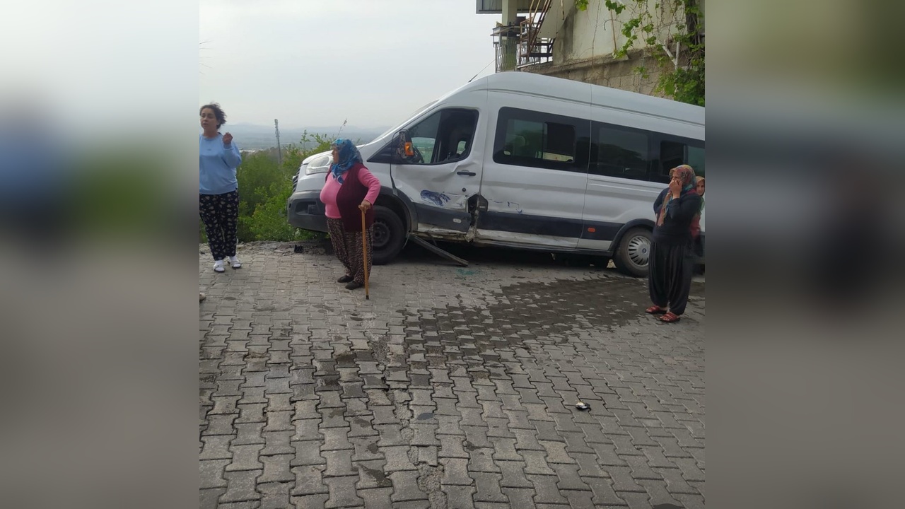 Osmaniye'de Öğrenci Servisi ve Otomobil Çarpıştı: 11 Yaralı