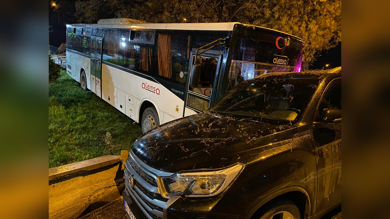İşçi Servisi Otobüsü Kontrolden Çıktı: Park Halindeki Araçlara Çarptı