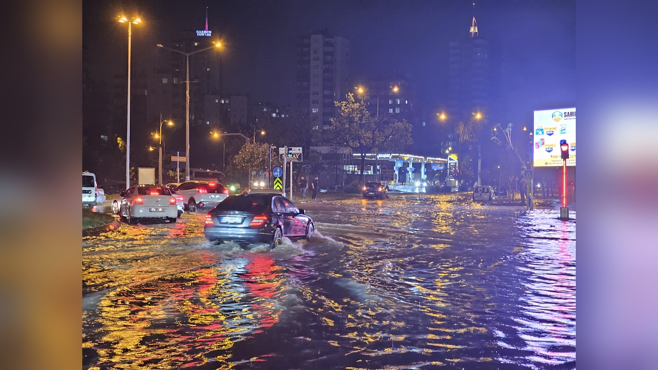Adana'da Yoğun Sağanak Yağış: Cadde ve Sokaklar Su Altında Kaldı