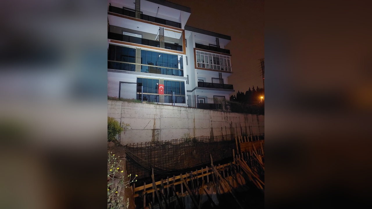 Sakarya'da Çökme Tehlikesi Olan 4 Katlı Apartman Tahliye Edildi