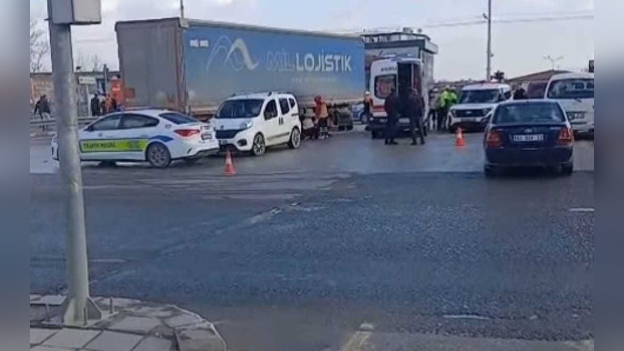 İstanbul'da Yolun Karşısına Geçen Genç, TIR Çarpması Sonucu Hayatını Kaybetti