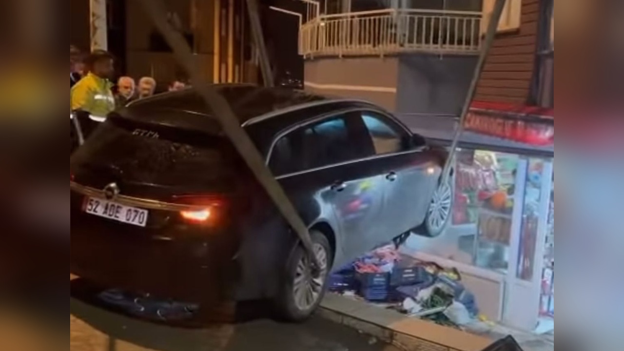 İki Otomobilin Çarpışması Sonucu Bir Araç Markete Saptı