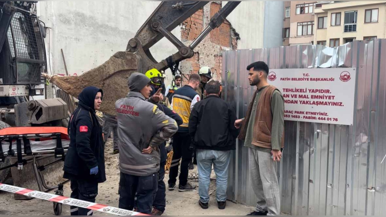 Fatih'te İş Makinesi Kazası: İşçi 10 Metrelik Kuyuda Kaldı