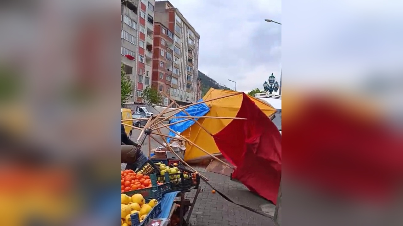 Artvin’de Fırtına Çiftçiye Zarar Verdi: Tezgahlar Devrildi, Ürünler Yola Saçıldı