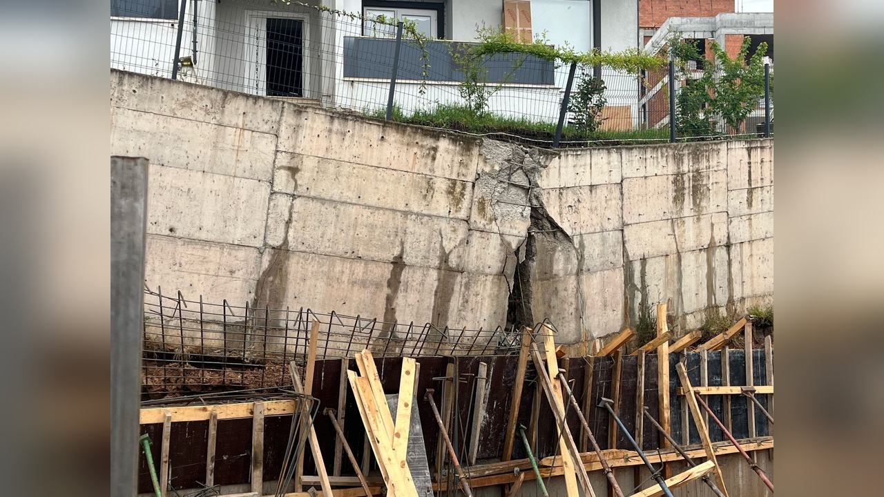 Sakarya'da Tahliye Edilen Binada Gün Ağarınca Ortaya Çıkan Hasar Korkuttu