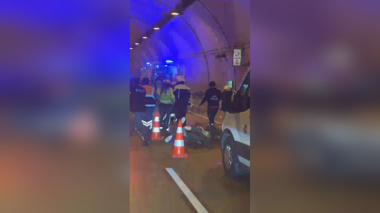 İstanbul Bomonti-Dolmabahçe Tüneli'nde Motosiklet Kazası: 2 Araç Çarpıştı, Takla Attı