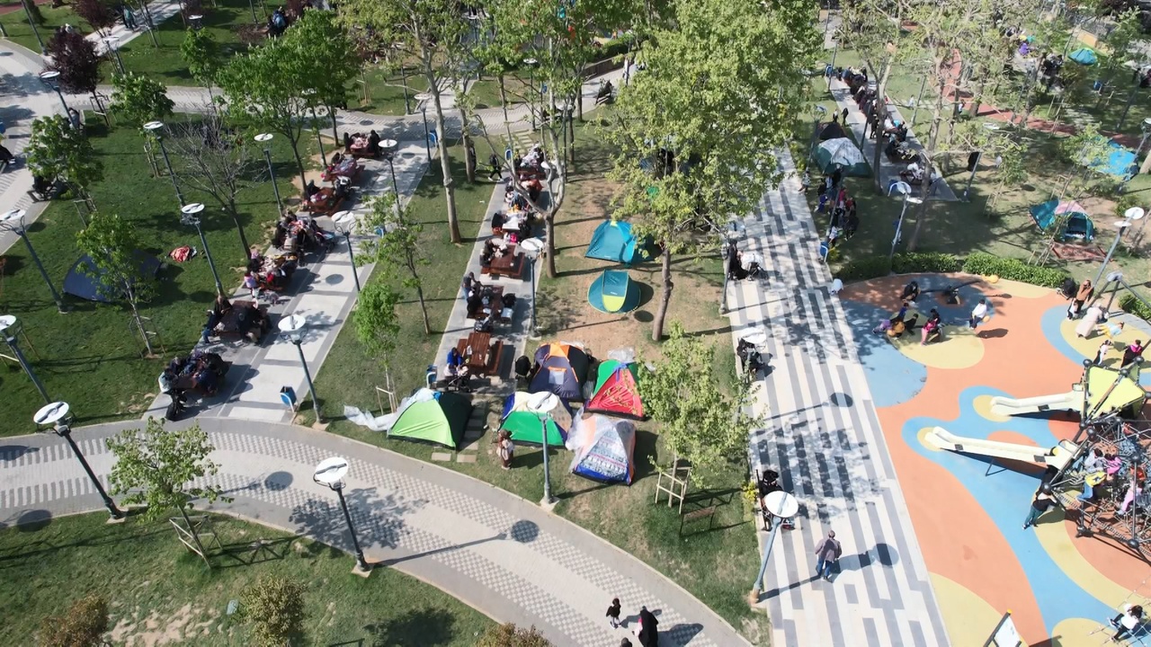 İstanbul'da Güvenlik Endişeleri Nedeniyle Evlerini Terk Edenler Çadırlara ve Araçlara Sığınıyor