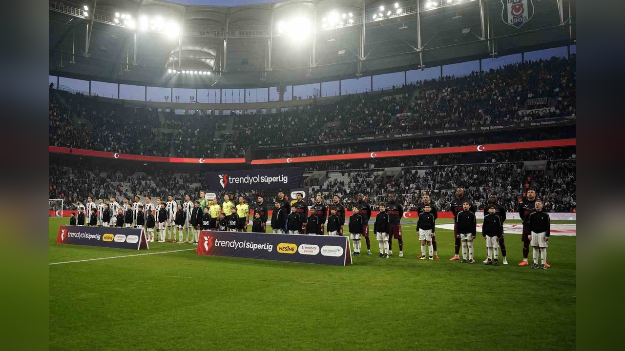 Beşiktaş ve Atakaş Hatayspor arasında Süper Lig mücadelesi devam ediyor