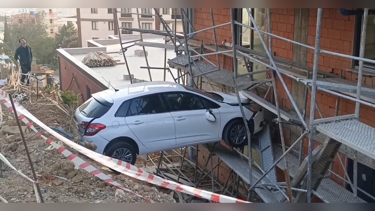 İstanbul Kartal'da Otomobilin Yoldan Çıkması Sonucu İnşaat Alanına Sıkıştı
