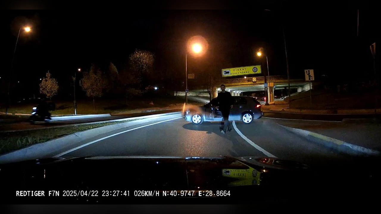 Bakırköy'de Kadın Sürücü Selektör Yaparken Yol Tartışması Çıktı