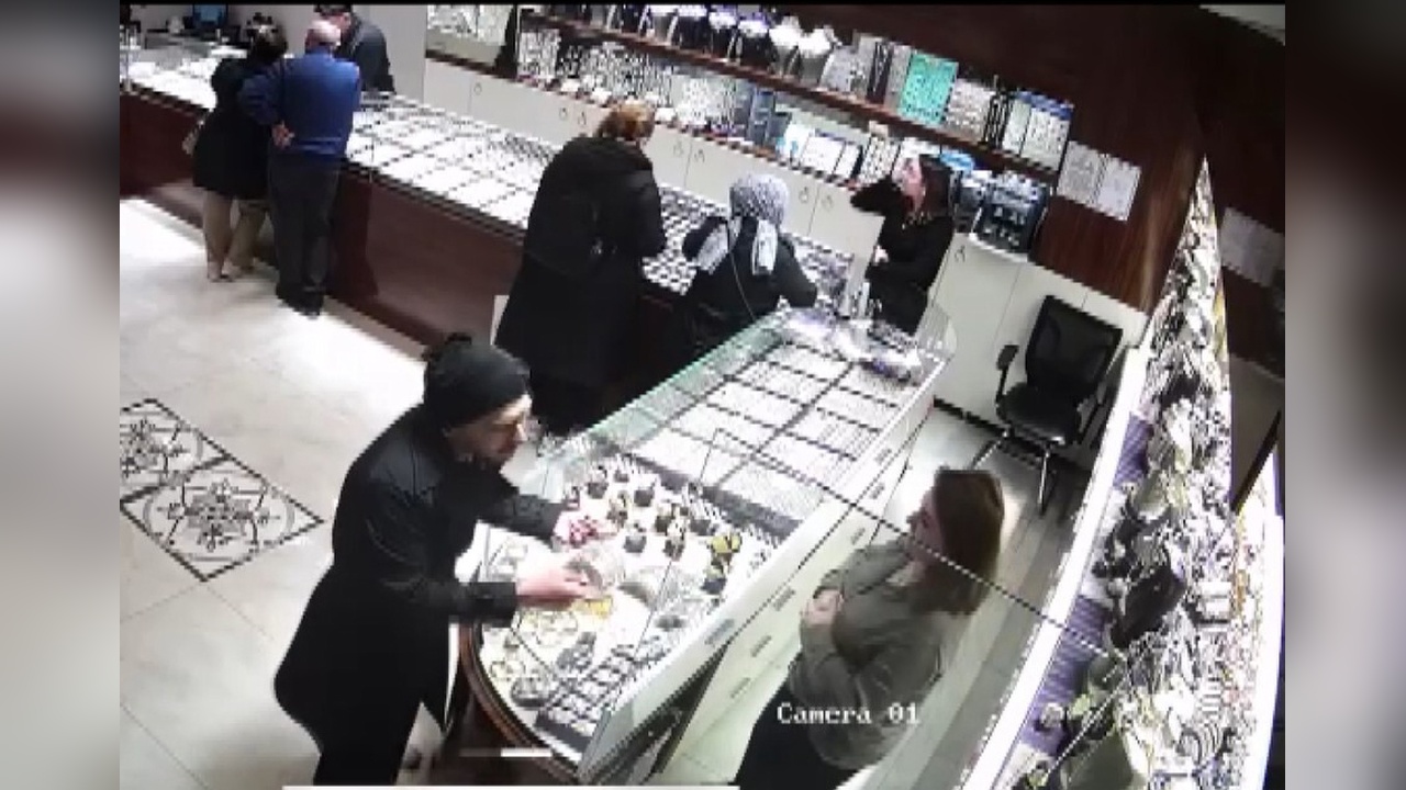 Esenyurt'ta Kuyumcudan Hırsızlık Anı Güvenlik Kameralarına Yansıdı