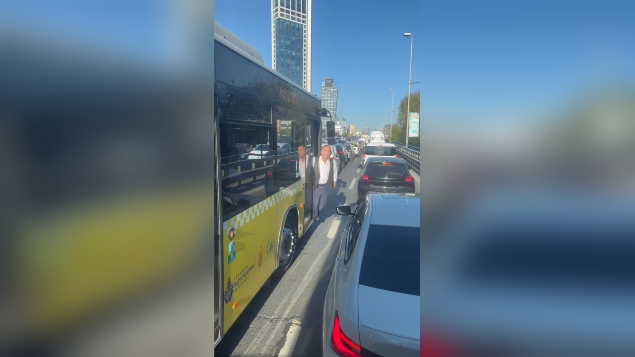İstanbul Şişli'de Otobüs Şoförünün Sürücüye Bıçakla Saldırısı Güvenlik Kameralarına Yansıdı