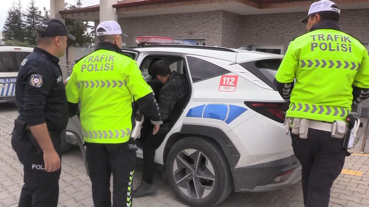 Minibüs Şoförüne Film İzlerken Trafik İhlali Nedeniyle Para Cezası Kesildi