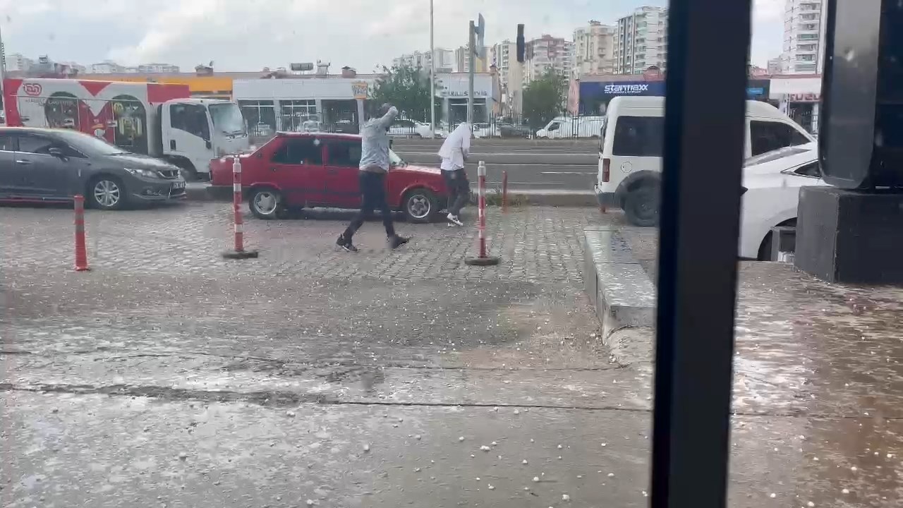 Diyarbakır'da Şiddetli Dolu ve Sağanak Yağışlar Şehri Vurdu