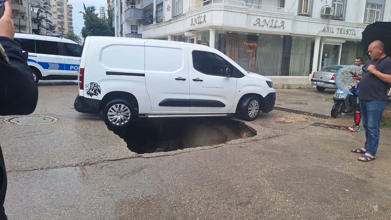 Adana'da Yoğun Sağanak Sele Neden Oldu, Birçok Ev ve İş Yeri Zarar Gördü
