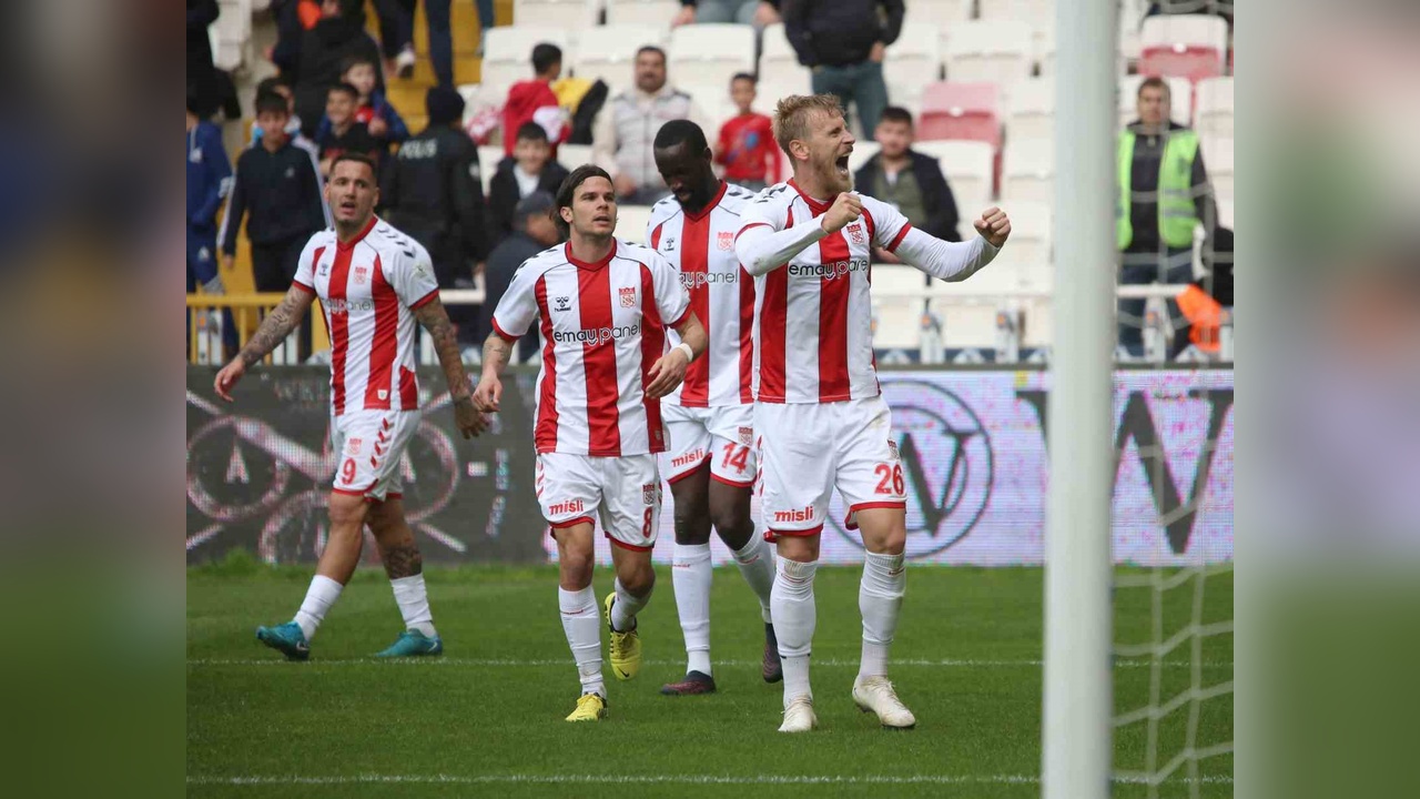 Sivasspor, Antalyaspor'u 2-0 mağlup etti