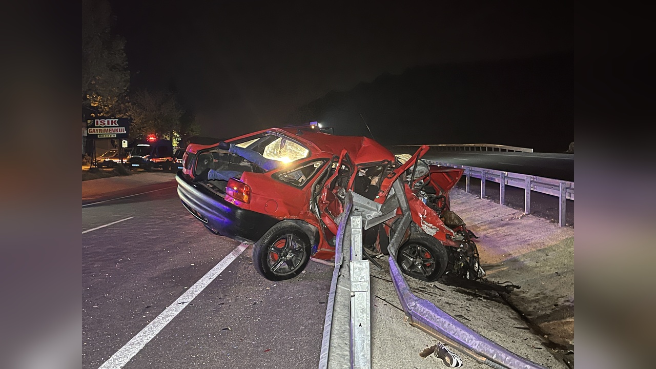 Kocaeli’de Otomobil Bariyere Çarptı: 2 Ölü