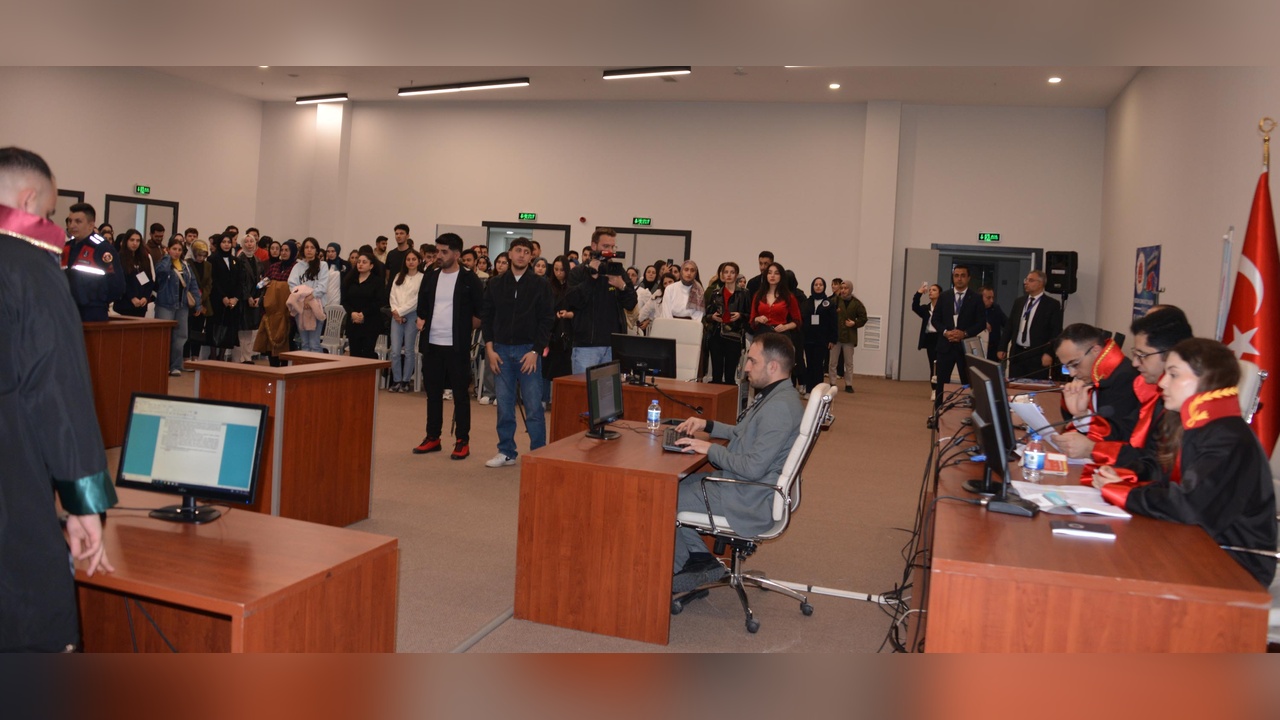 Hukuk Fakültesi Öğrencilerine Yönelik Kurgusal Duruşma Etkinliği Düzenlendi