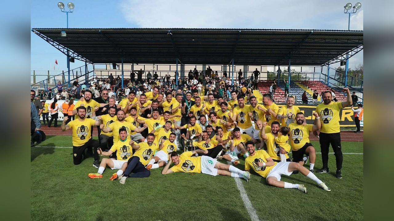 Aliağa Futbol Takımı Namağlup Şampiyonlukla Tarihe Geçti