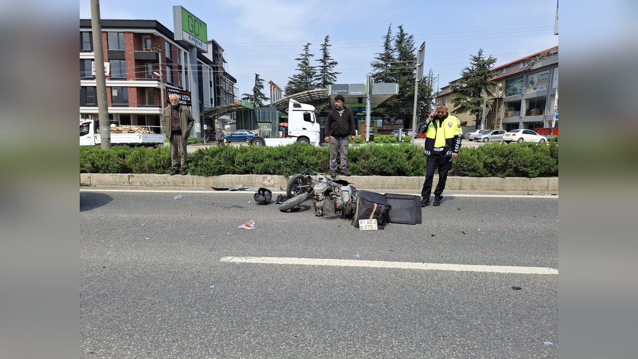 Otomobilin Motosiklete Çarpması Sonucu 3 Kişi Yaralandı
