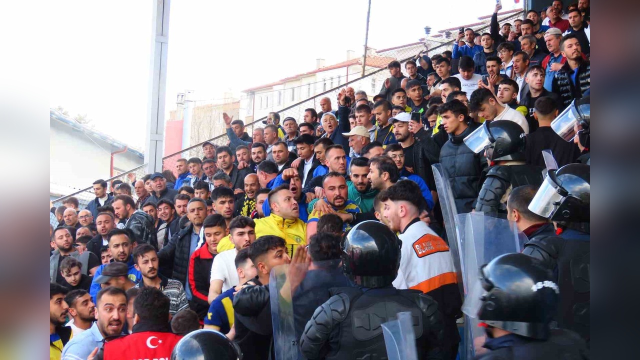 Amatör Futbol Maçında Taraftarlar Arasında Çıkan Kavga Polis Müdahalesiyle Son Buldu