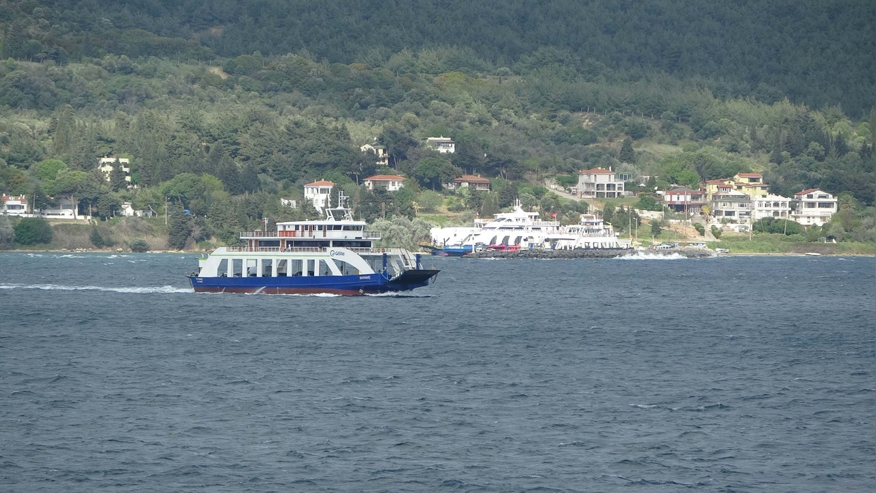Çanakkale'de Fırtına Nedeniyle Feribot Seferleri İptal Edildi