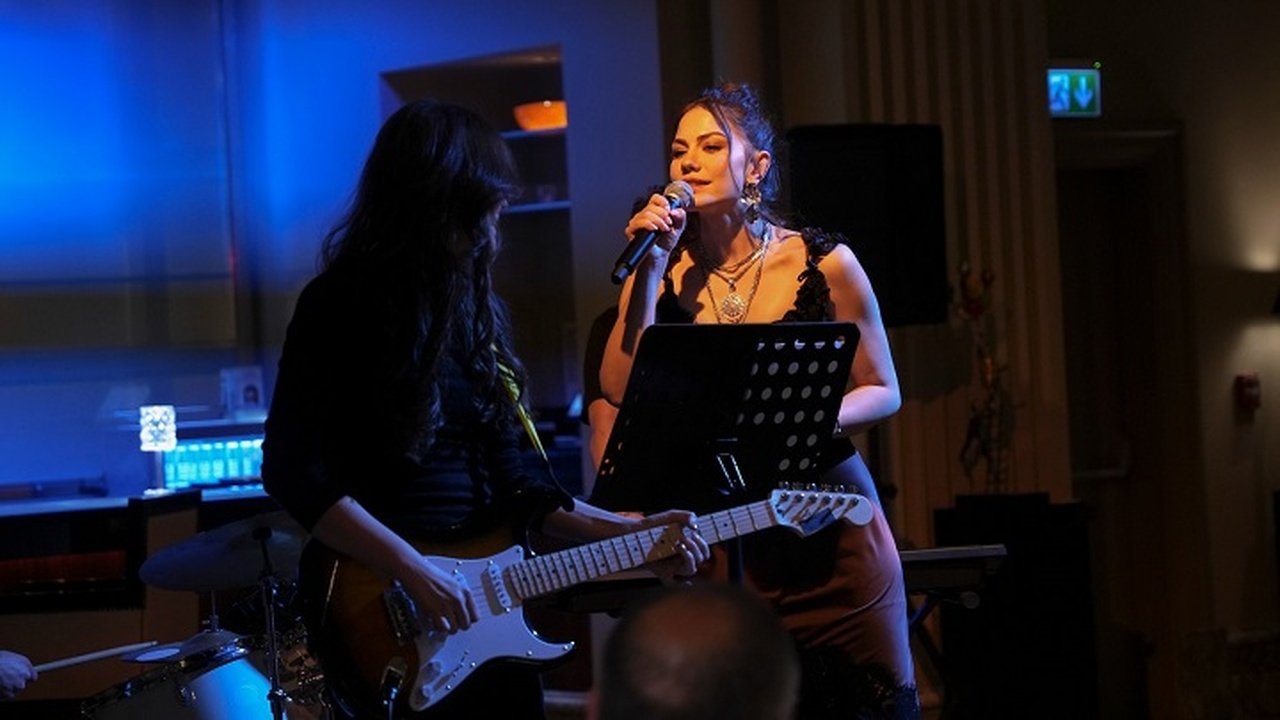 Eşref Rüya Dizisinde Demet Özdemir'den Beklenmedik Düet Performansı