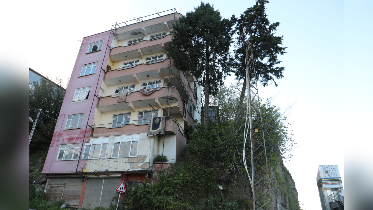 Samsun’da Heyelan Alarmı: İkinci Heyelan Sonrası 5 Bina Boşaltıldı