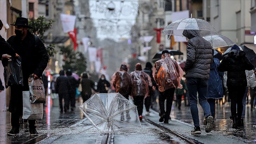 Meteoroloji ve AKOM saat vererek acil uyarı yaptı! İstanbul fırtınaya teslim oluyor