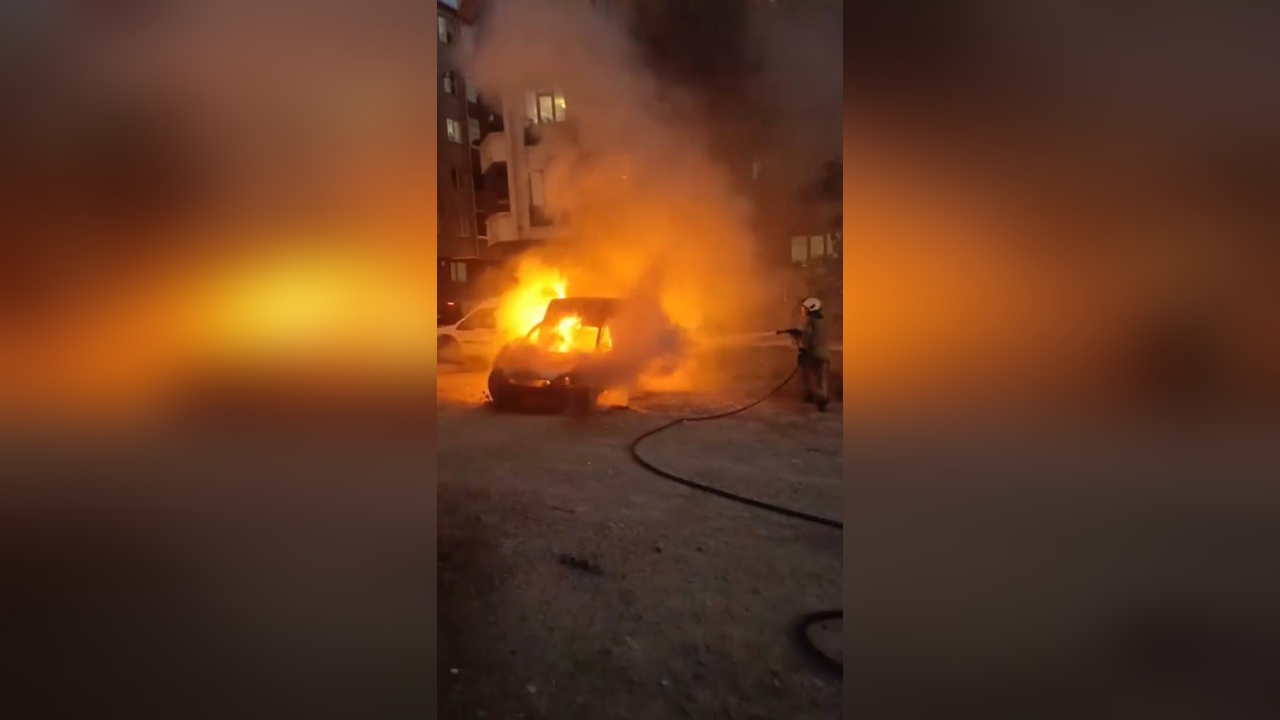 Küçükçekmece’de Park Halindeki Hafif Ticari Araç Alev Aldı