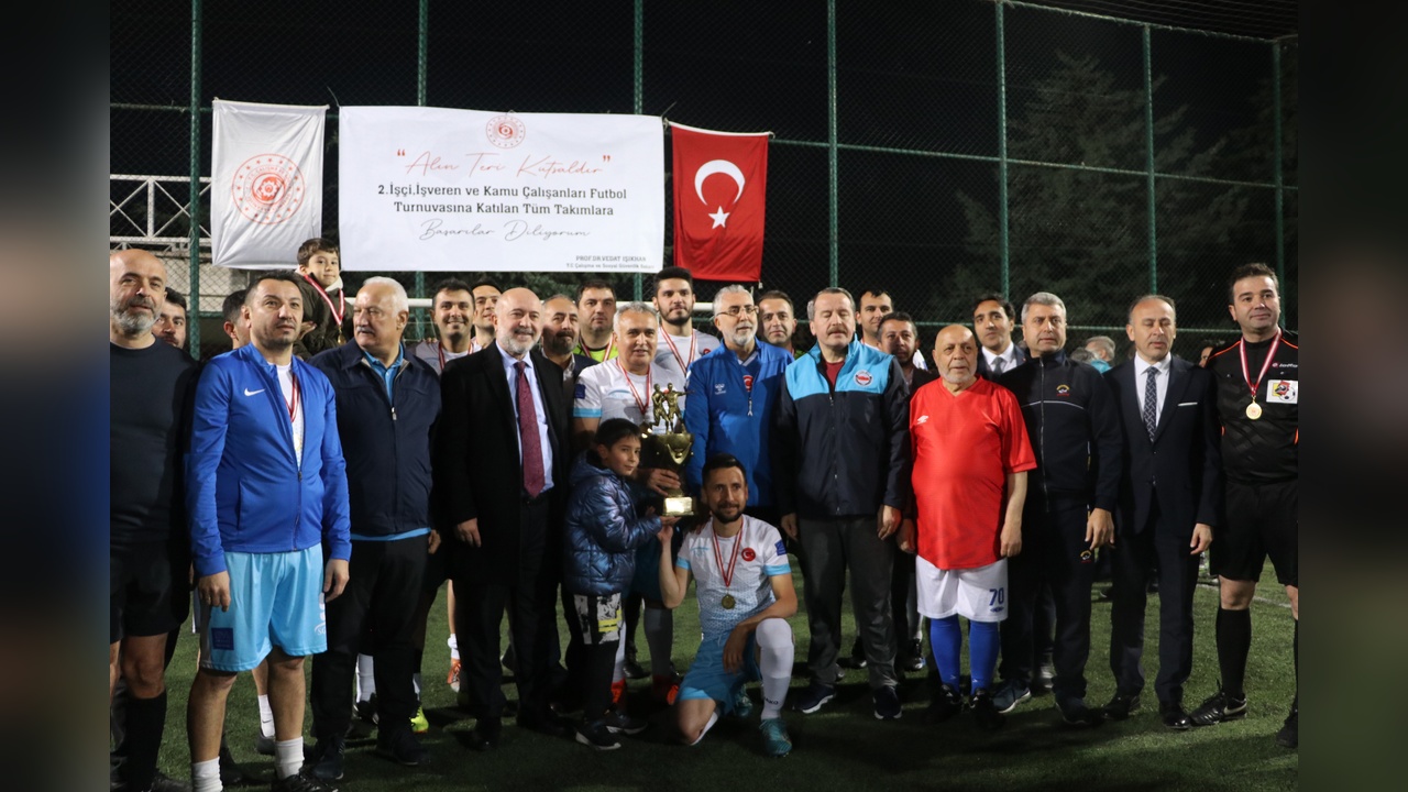 Bakan Işıkhan, 1 Mayıs Futbol Turnuvası Finalinde Başlama Vuruşunu Yaptı