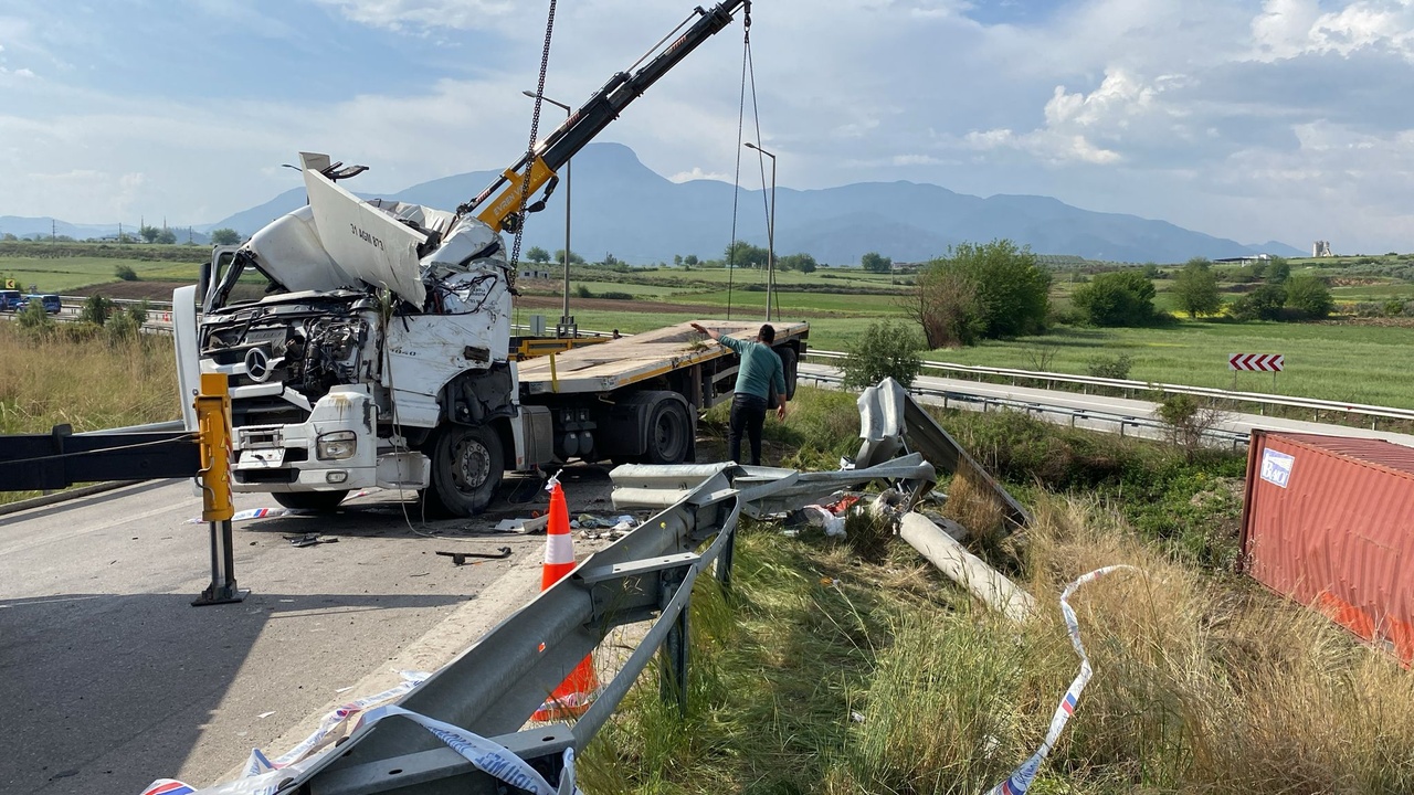Otoyolda Devrilen TIR Kazasında Şoför Hayatını Kaybetti