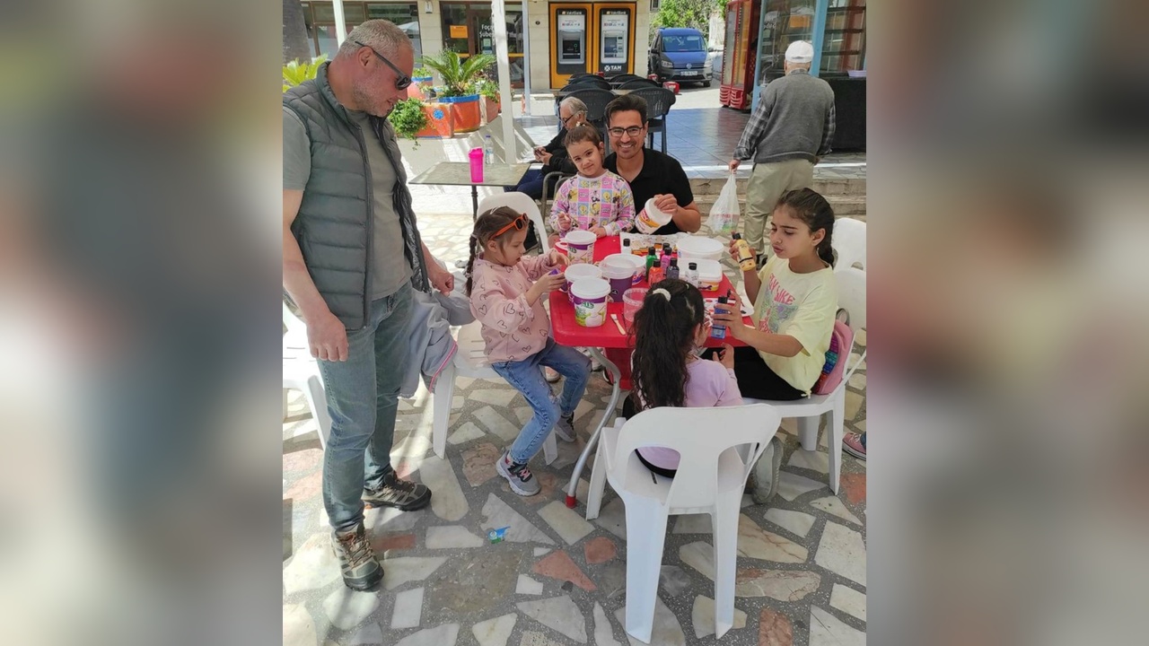 Babalar ve Çocukları Atık Kapları Boyayarak Sokaklara Hayvanlar İçin Yerleştirdi