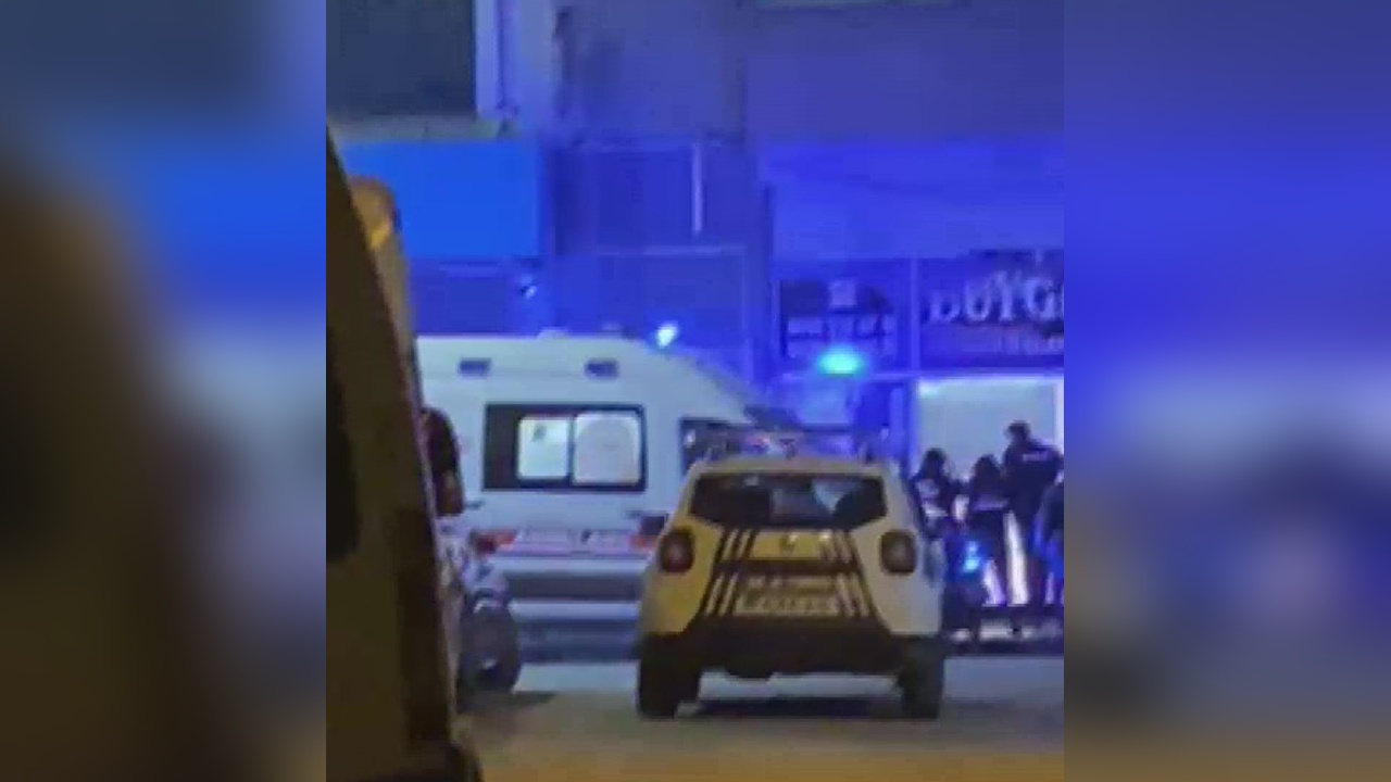 Sultangazi'de Düğün Salonunda Çıkan Bıçaklı Kavgada 2 Kişi Yaralandı