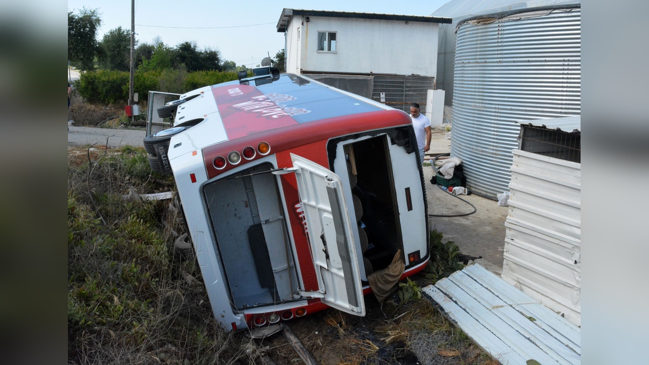 Antalya'da Tur Midibüsü Devrildi: 19 Kişi Yaralandı