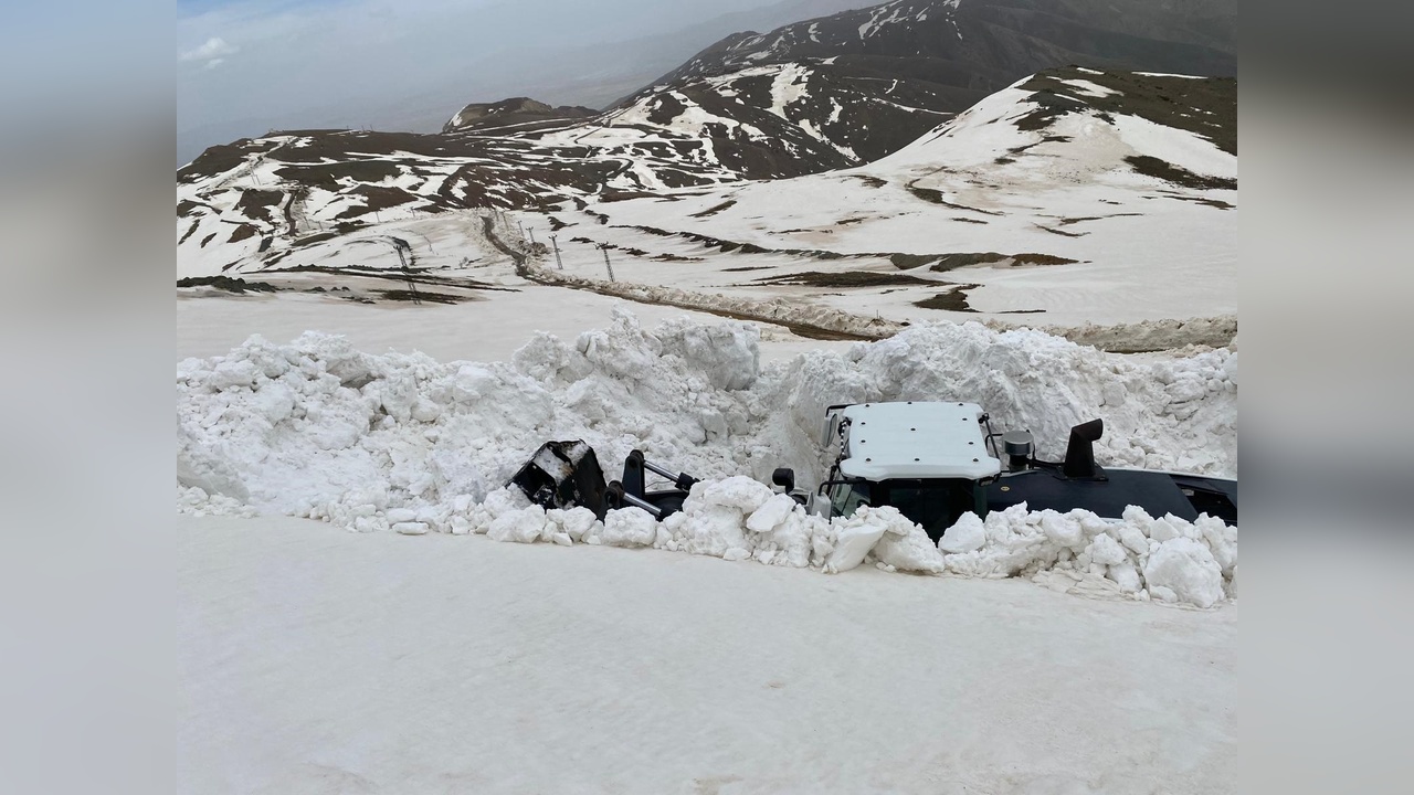 Hakkari'deki Askeri Üs Bölgelerinde Yoğun Kar Mücadelesi