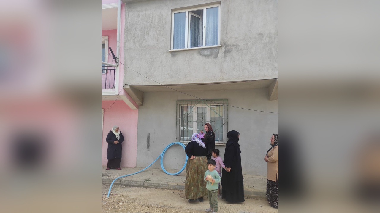 Azra, İkinci Kat Penceresinden Düşerek Yaralandı