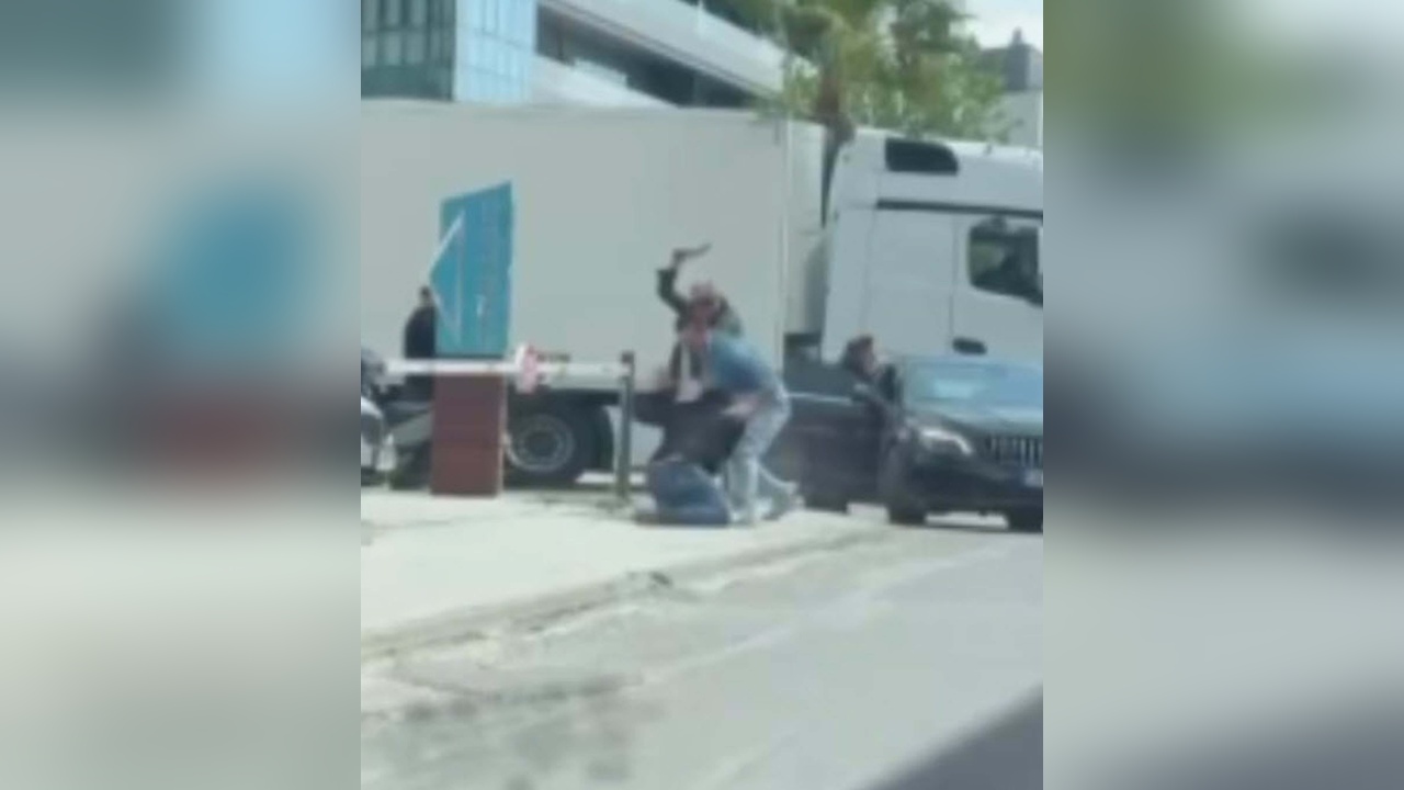 Trafikte Satırlı Kavga Anları Kameraya Yansıdı: 1 Kişi Yaralandı