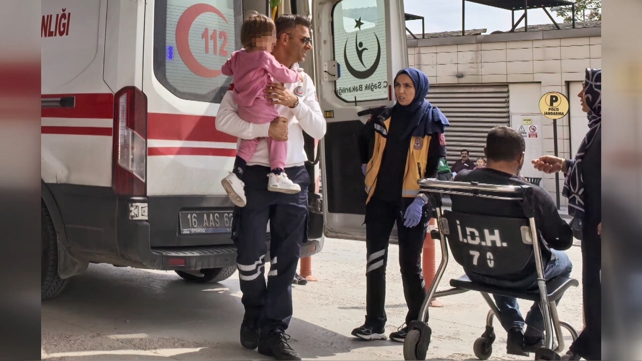 Otomobil ile Traktörün Çarpışması Sonucu 3 Kişi Yaralandı