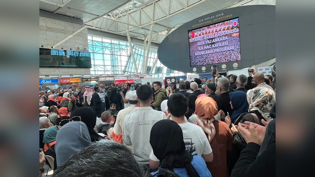 Ankara'dan İlk Hac Kafilesi Dualarla Yola Çıktı