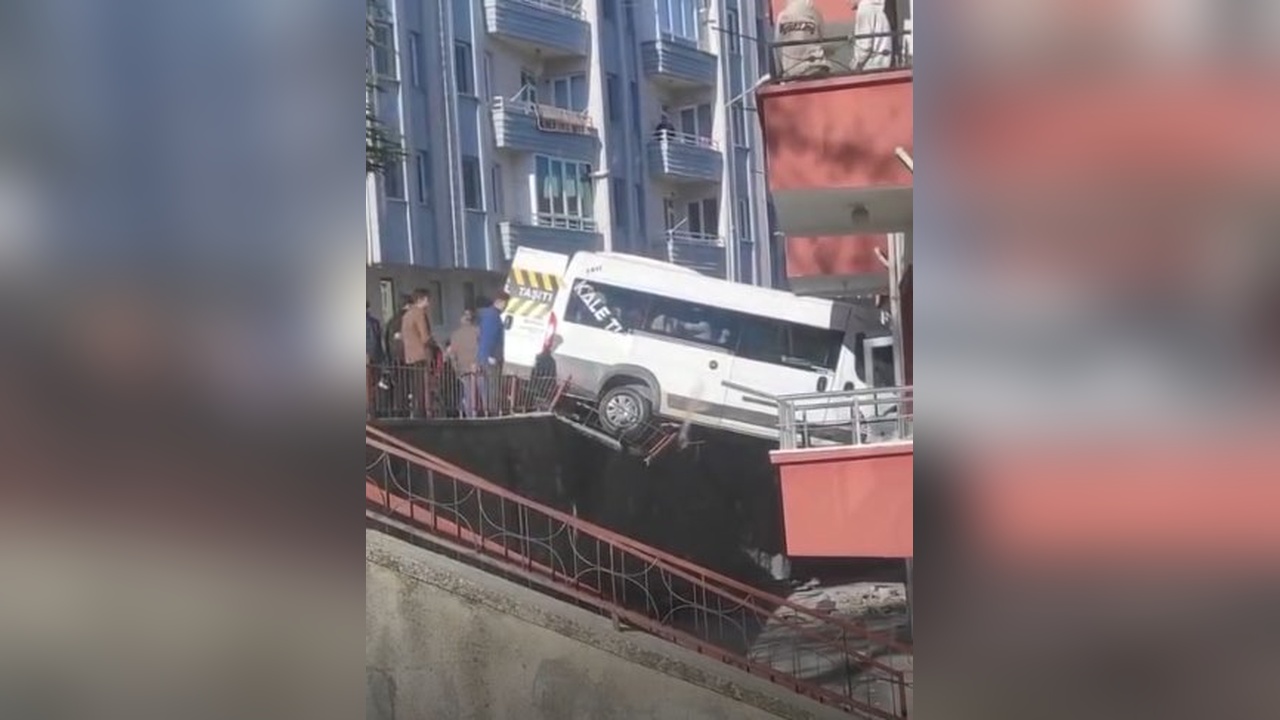 Okul Servisi Kontrolden Çıkarak Apartmana Çarptı: İki Öğrenci Yaralandı