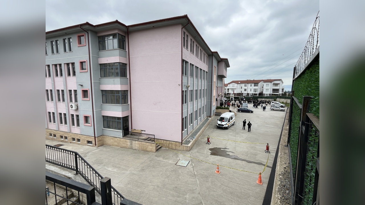 Lise Öğrencisi 4’üncü Kattan Düşerek Ağır Yaralandı