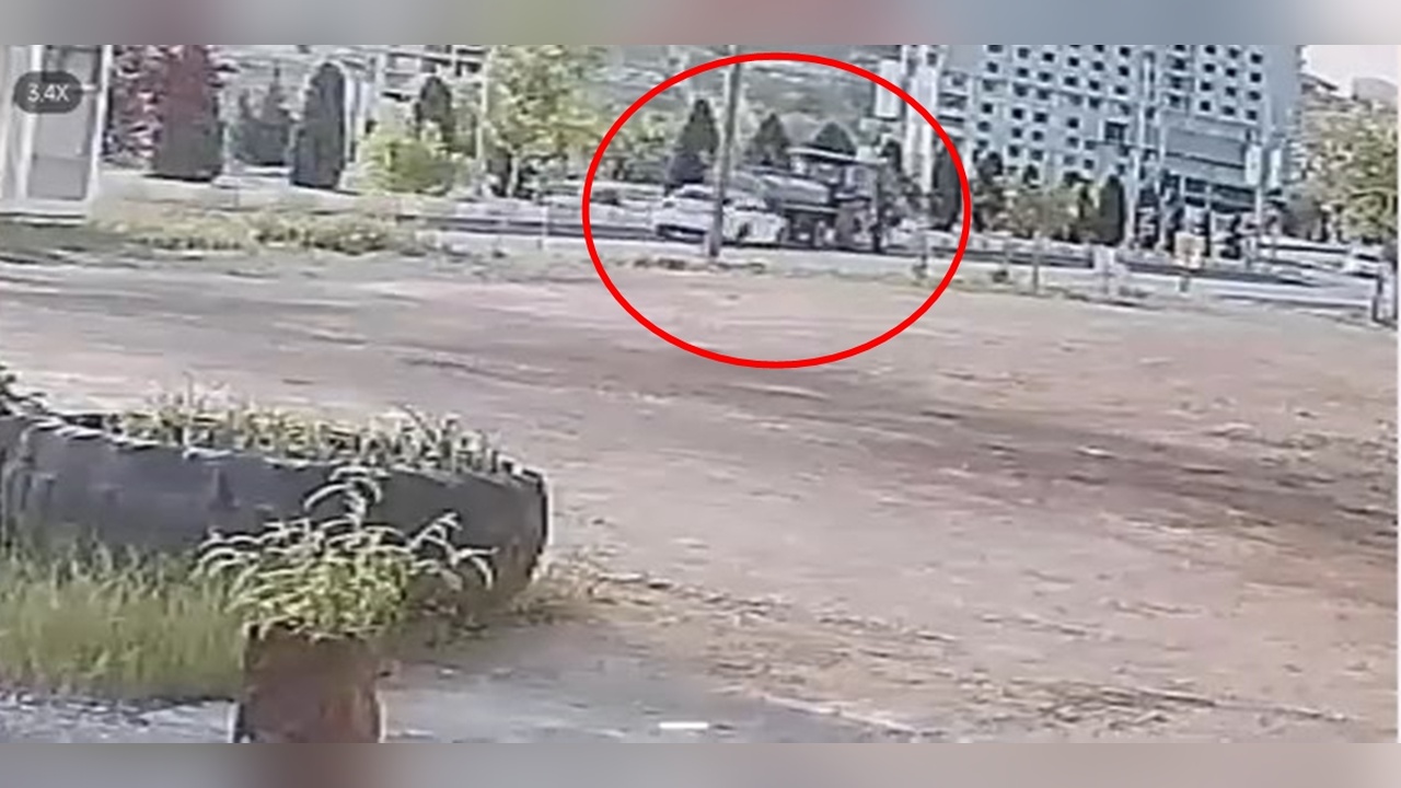 Su Tankerinin Altına Giren Otomobilin Kaza Anı Kamerada