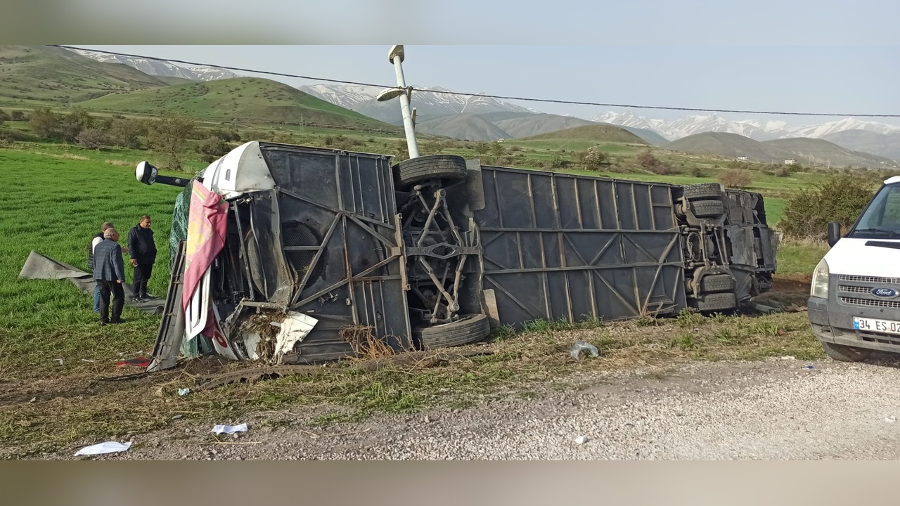 Van'da Yolcu Otobüsü Devrildi: 28 Kişi Yaralandı