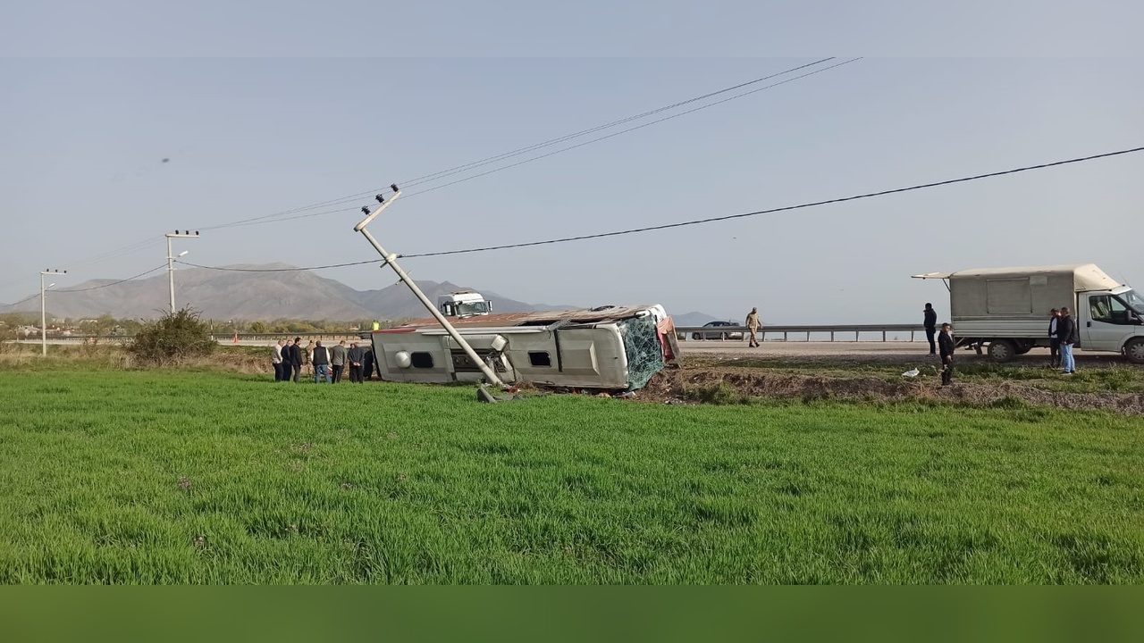 Van'da Yolcu Otobüsü Devrildi: 28 Kişi Yaralandı