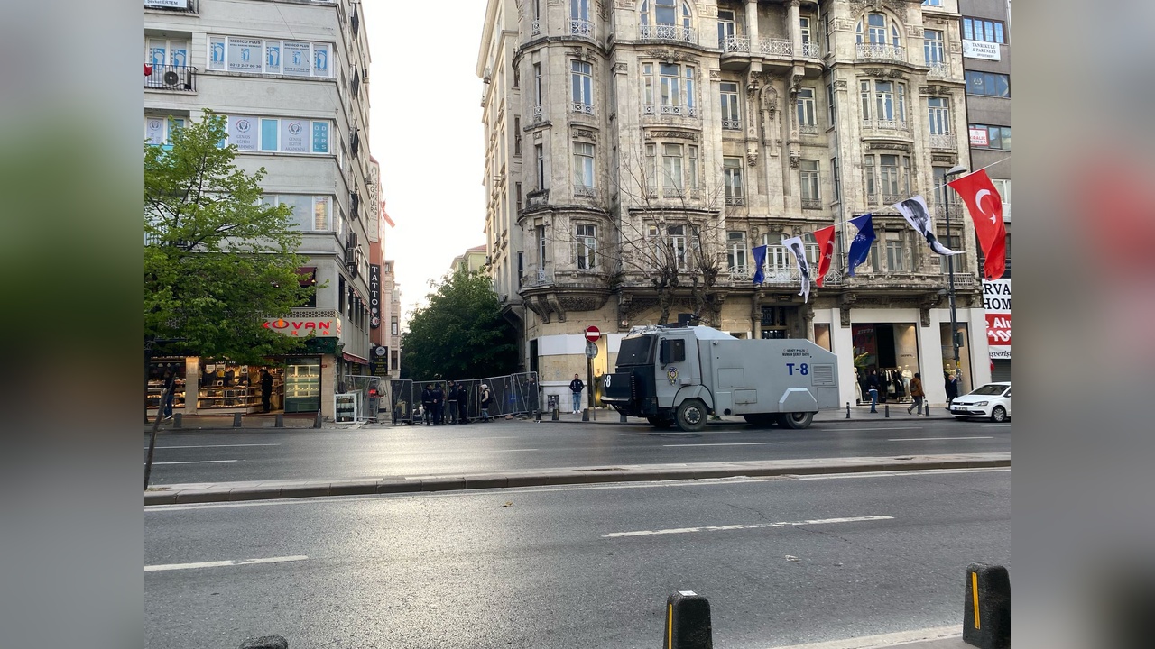 Taksim'e Çıkan Yollar Trafiğe Kapatıldı, Vatandaşlar Yürüyerek İşlerine Ulaştı