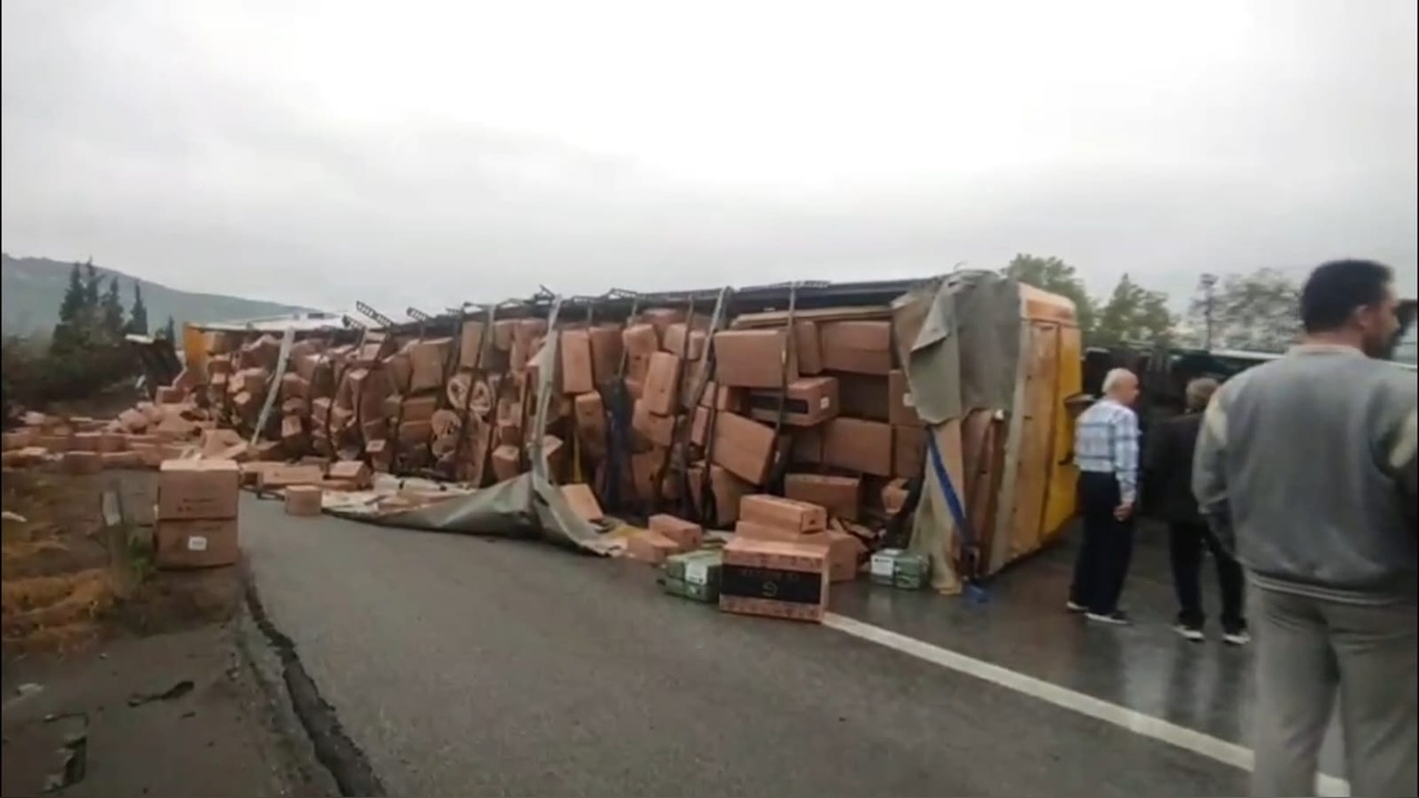 TEM Otoyolu'nda Devrilen TIR Kazası Kameraya Yansıdı