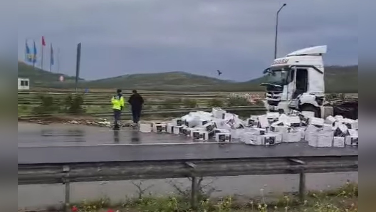 Gaziantep’te Çikolata Yüklü TIR’ın Dorsesi Devrildi