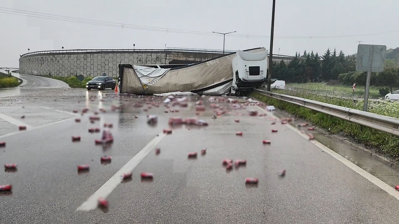 Devrilen TIR'dan Yola Saçılan İçki Kutuları Trafiği Aksattı